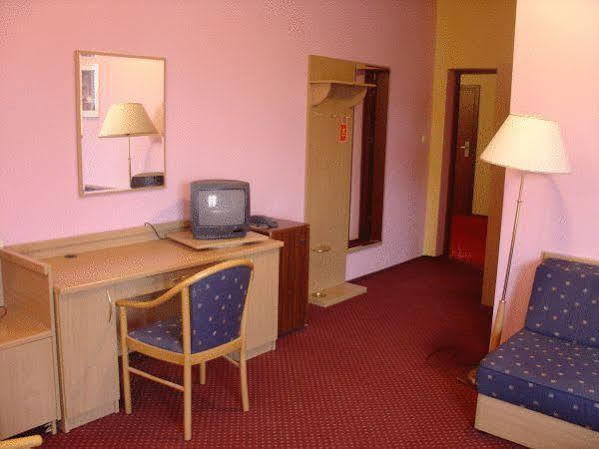 Hôtel Rezydencja Parkowa à Varsovie Extérieur photo